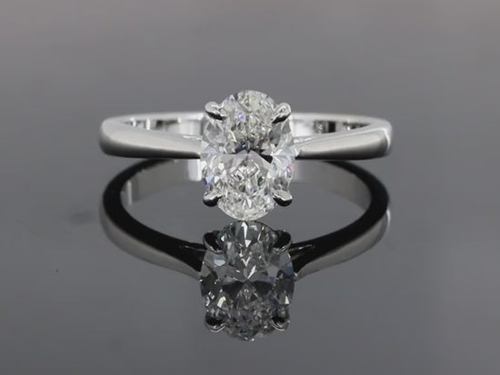 Cargar y reproducir el video en el visor de la galería, Brilliant Oval Cut Solitaire engagement ring
